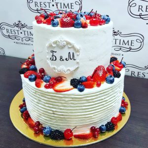 Торт свадебный с ягодами